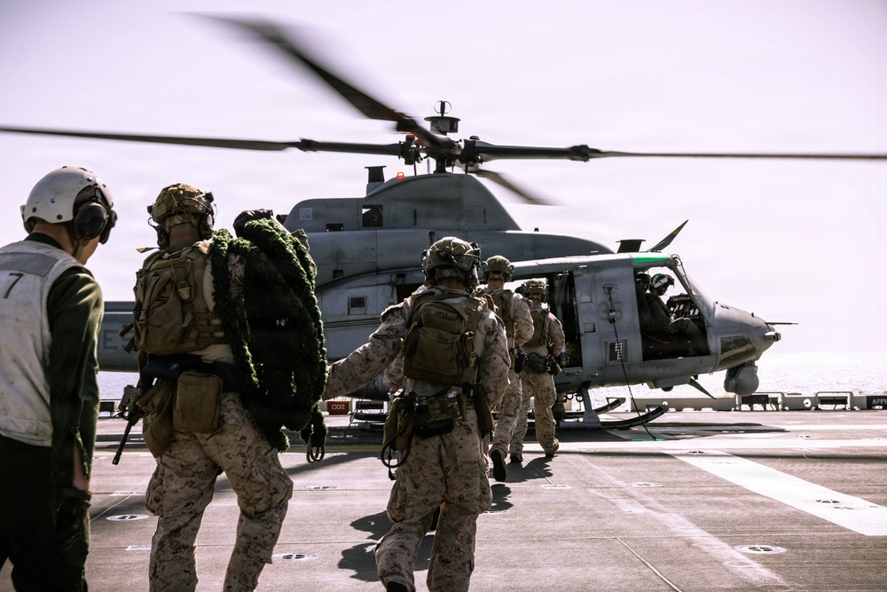 31st MEU | Maritime Raid Force Fast Roping