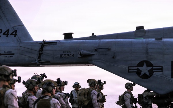 31st MEU | Maritime Raid Force Fast Roping