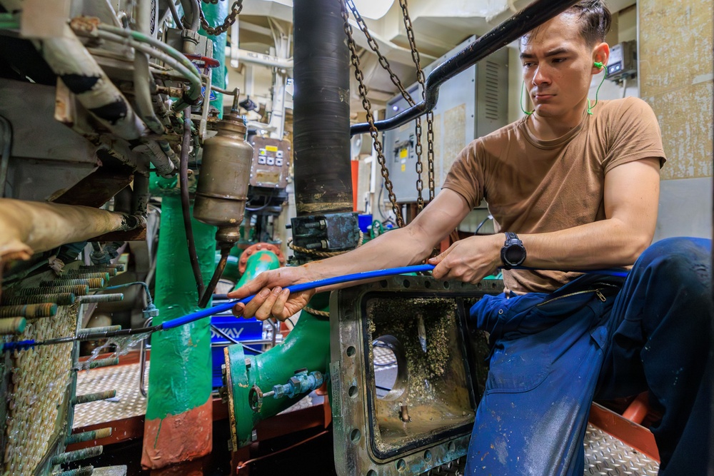 Engineers aboard USS Gonzalez (DDG 66)