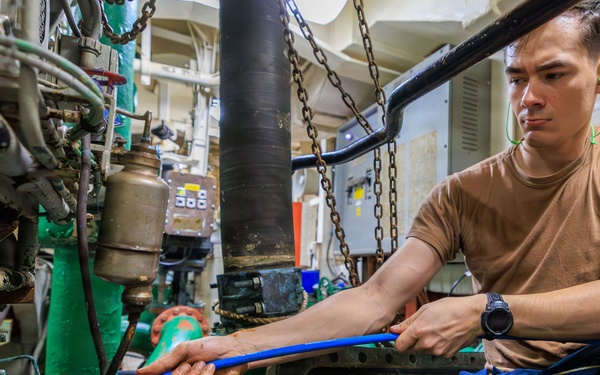 Engineers aboard USS Gonzalez (DDG 66)