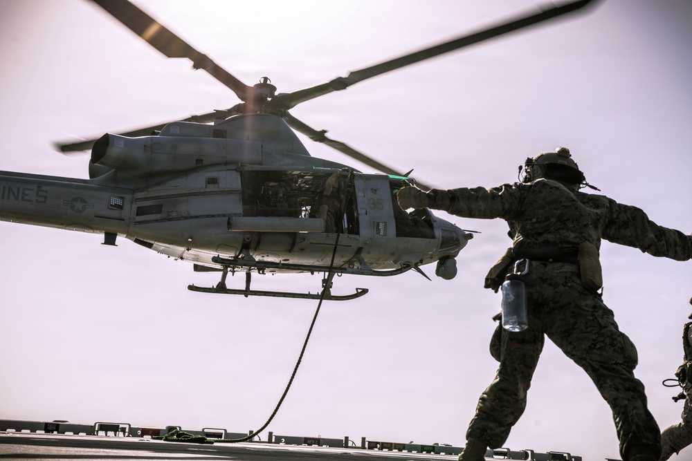 31st MEU | Maritime Raid Force Fast Roping