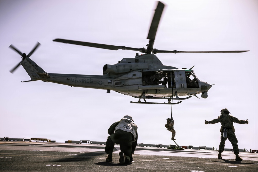 31st MEU | Maritime Raid Force Fast Roping