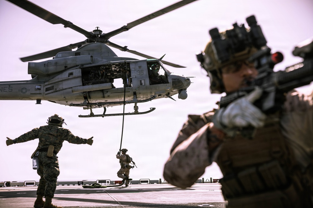31st MEU | Maritime Raid Force Fast Roping