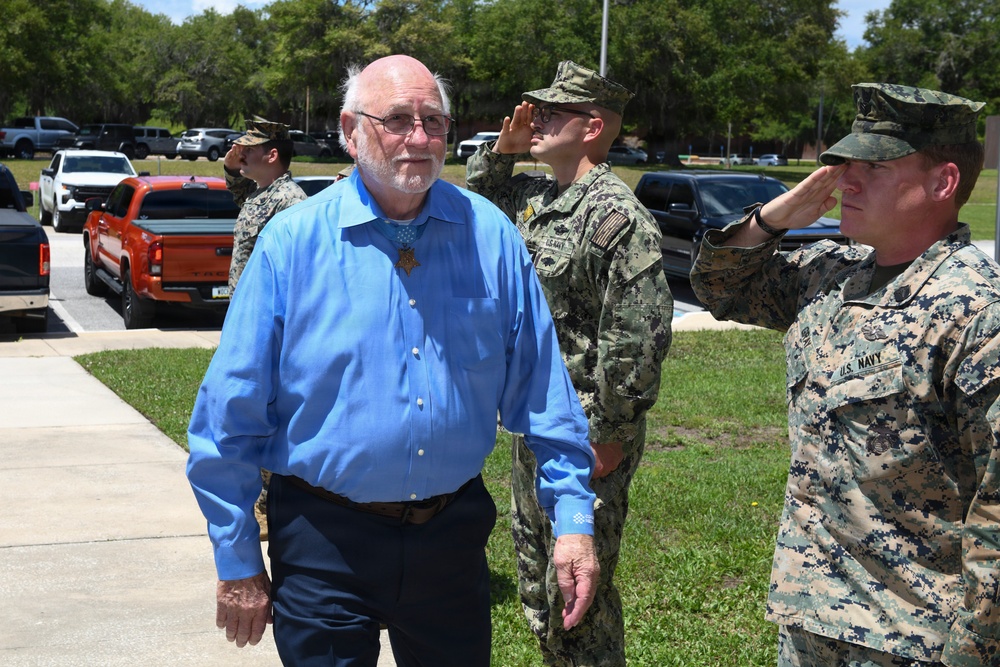 Medal of Honor Recipient pins FMF Warfare Device on MCSFBn Senior Chief