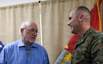 Medal of Honor Recipient pins FMF Warfare Device on MCSFBn Senior Chief