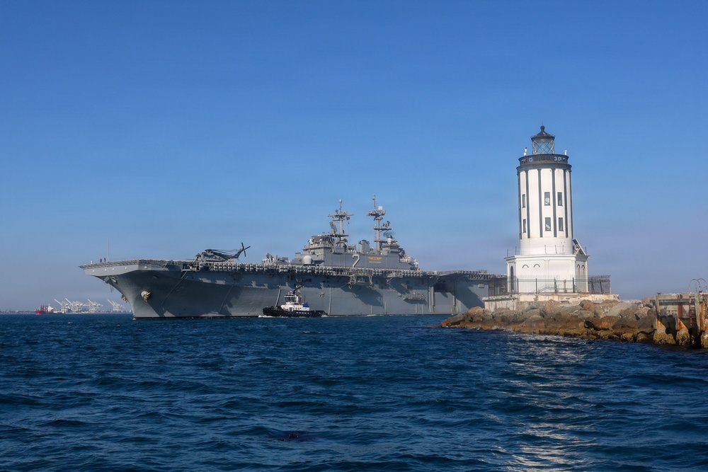 USS Essex (LHD 2) arrives in Los Angeles for LA Fleet Week