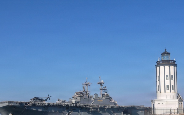 USS Essex (LHD 2) arrives in Los Angeles for LA Fleet Week