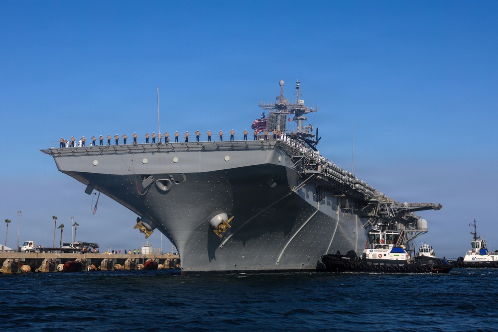 USS Essex (LHD 2) arrives in Los Angeles for LA Fleet Week