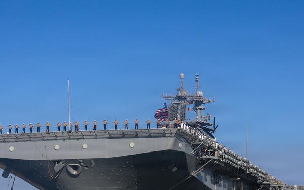 USS Essex (LHD 2) arrives in Los Angeles for LA Fleet Week