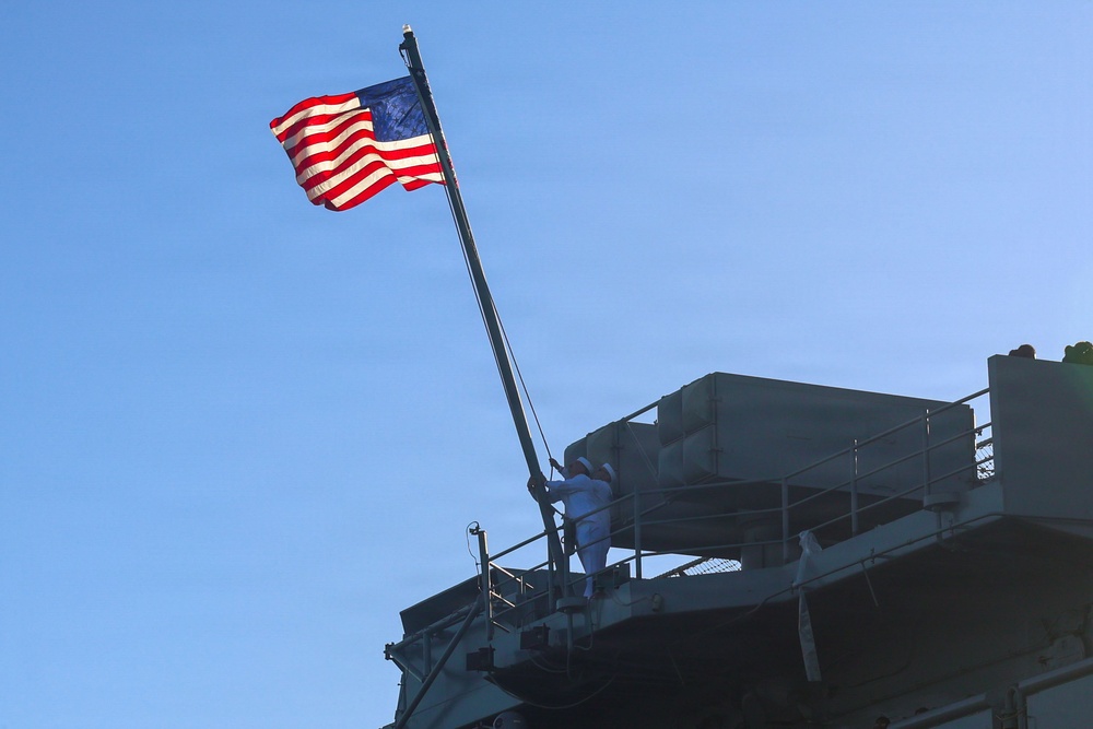 USS Essex (LHD 2) arrives in Los Angeles for LA Fleet Week