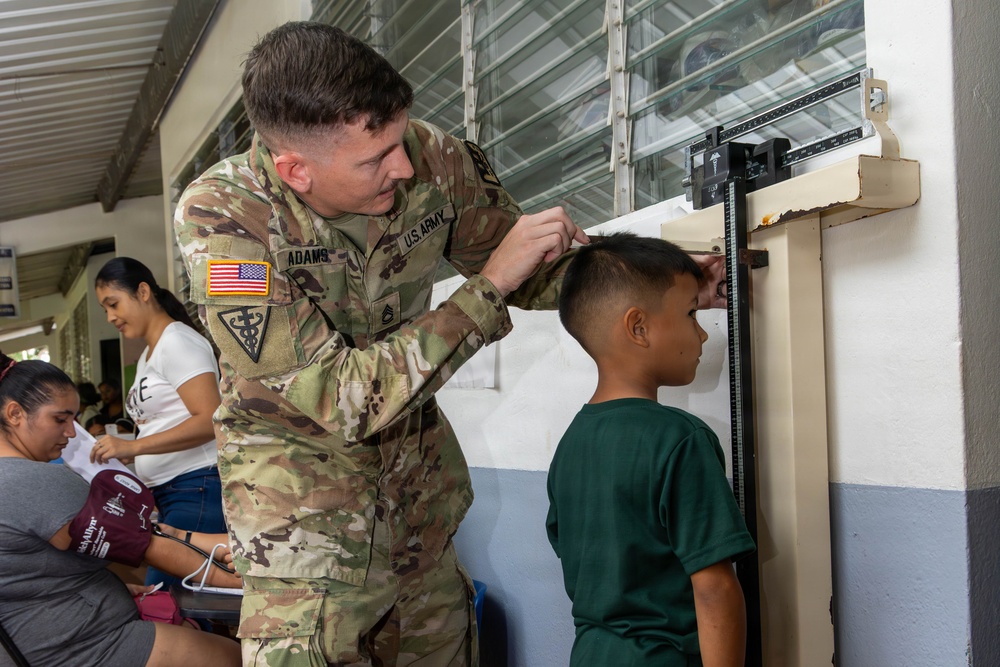U.S. Service Members provide care to Azuero Panama in collaboration with Juntos por la Salud