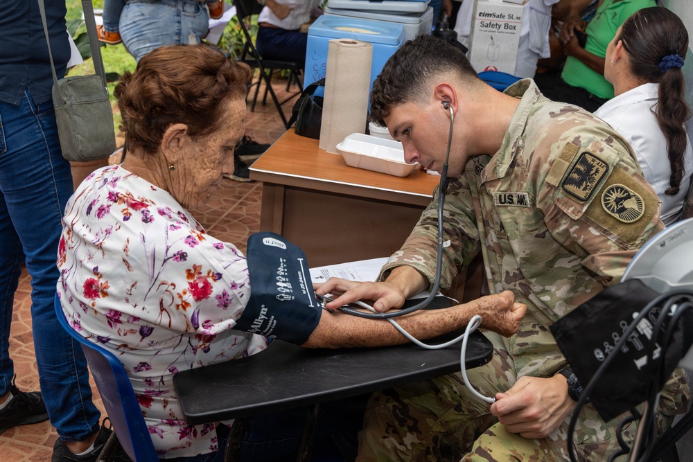 U.S. Service Members provide care to Azuero Panama in collaboration with Juntos por la Salud
