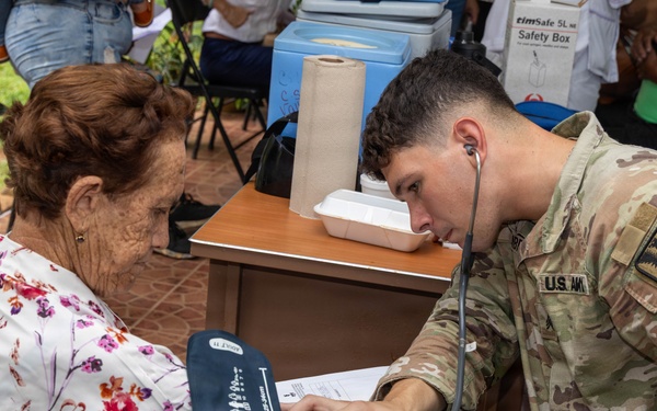 U.S. Service Members provide care to Azuero Panama in collaboration with Juntos por la Salud