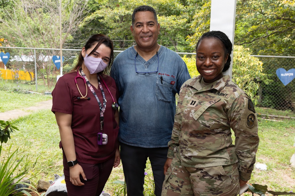 U.S. Service Members provide care to Azuero Panama in collaboration with Juntos por la Salud