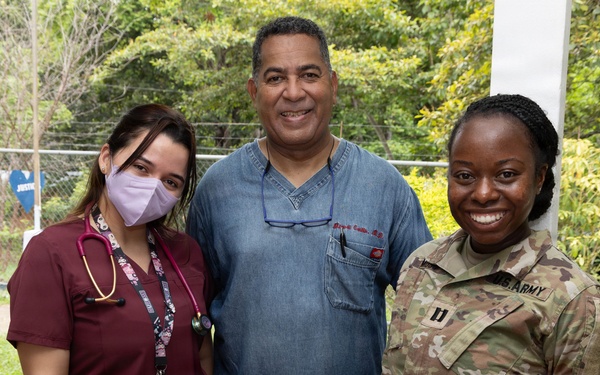 U.S. Service Members provide care to Azuero Panama in collaboration with Juntos por la Salud