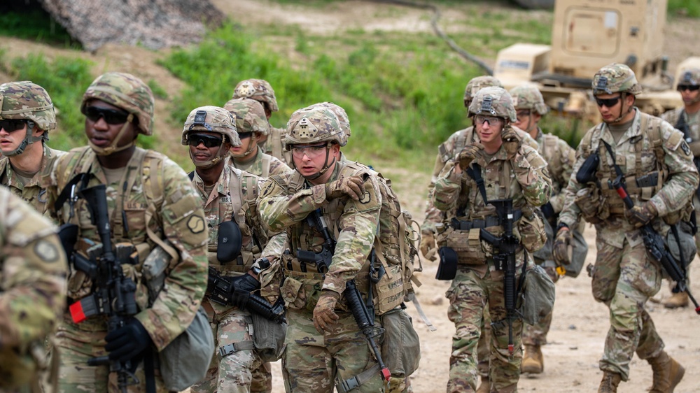 Soldiers Participate in Medical Lanes During E3B Testing