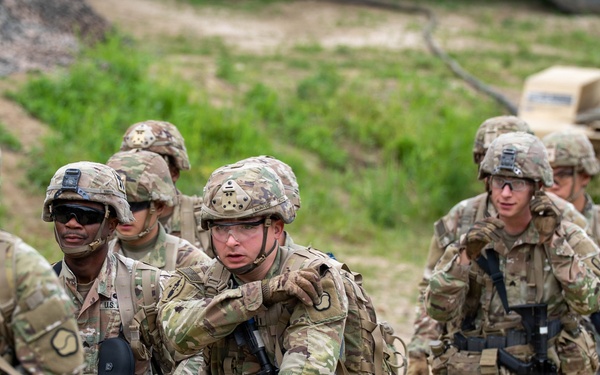 Soldiers Participate in Medical Lanes During E3B Testing