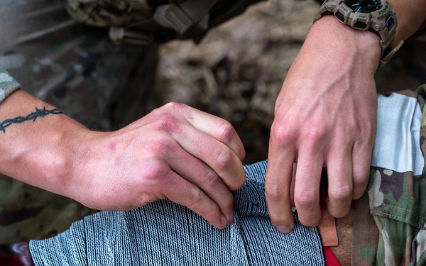 Soldiers Participate in Medical Lanes During E3B Testing