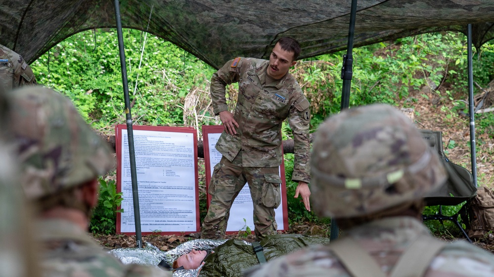 Soldiers Participate in Medical Lanes During E3B Testing