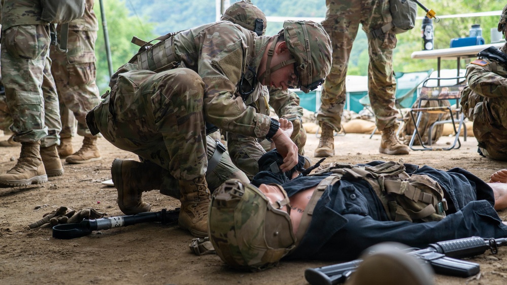 Soldiers Participate in Medical Lanes During E3B Testing