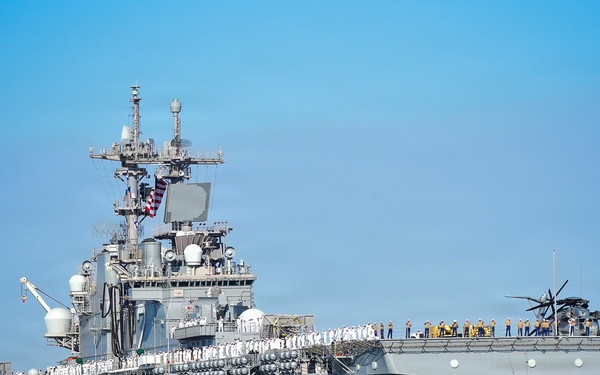 USS Essex Arrives in Los Angeles Port for Fleet Week