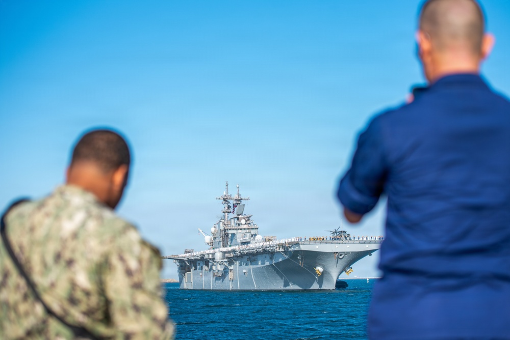 USS Essex Arrives in Los Angeles Port for Fleet Week