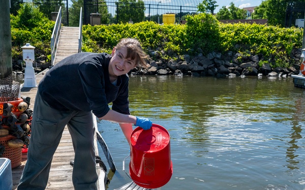 JBAB’s environmental team executes a freshwater mussel deployment in Potomac