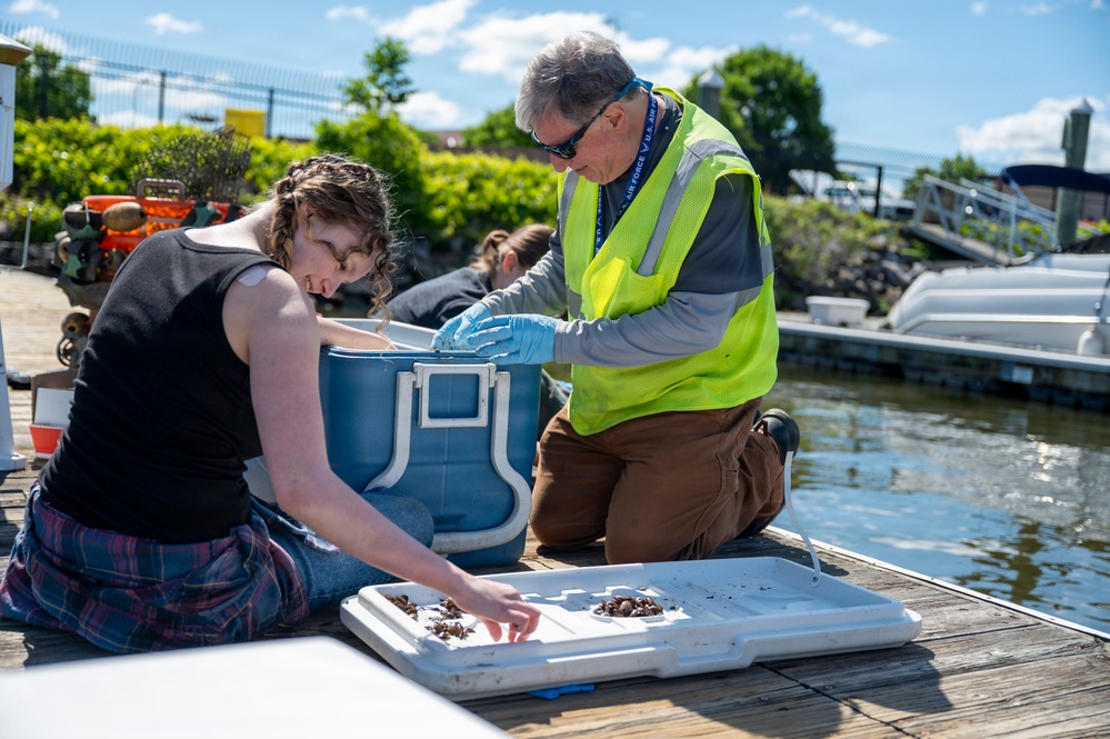 JBAB’s environmental team executes a freshwater mussel deployment in Potomac