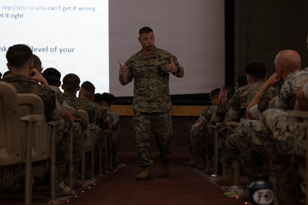 1st MARDIV Assistant Division Commander hosts leadership brief