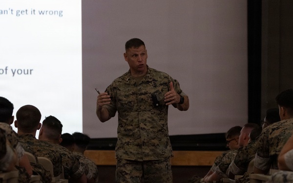 1st MARDIV Assistant Division Commander hosts leadership brief