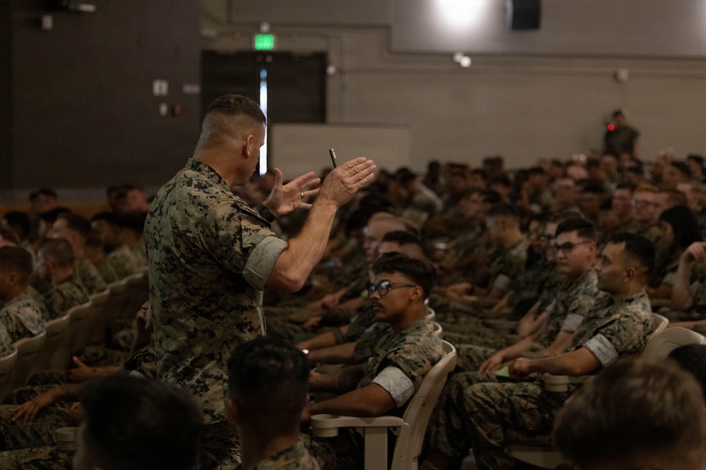 1st MARDIV Assistant Division Commander hosts leadership brief