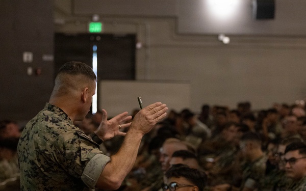 1st MARDIV Assistant Division Commander hosts leadership brief