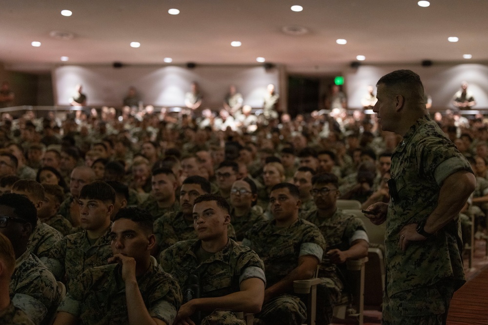 1st MARDIV Assistant Division Commander hosts leadership brief