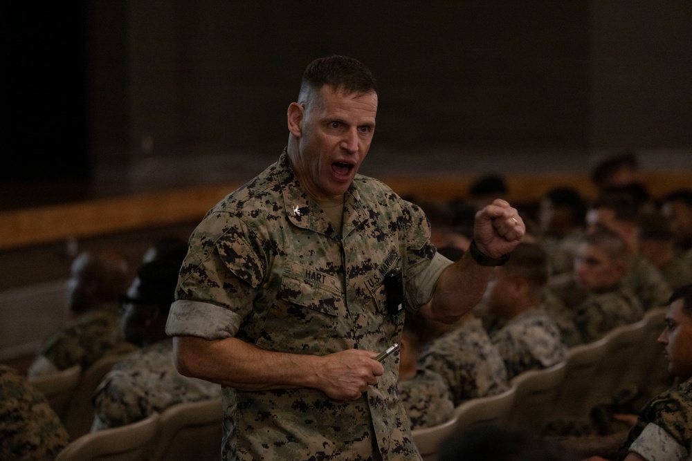 1st MARDIV Assistant Division Commander hosts leadership brief