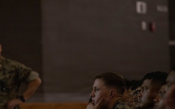 1st MARDIV Assistant Division Commander hosts leadership brief