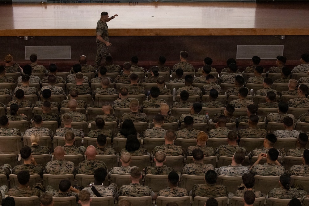 1st MARDIV Assistant Division Commander hosts leadership brief