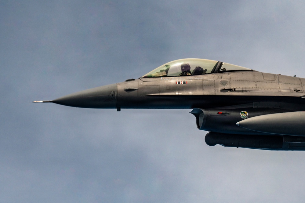 KC-135 refuels F-16