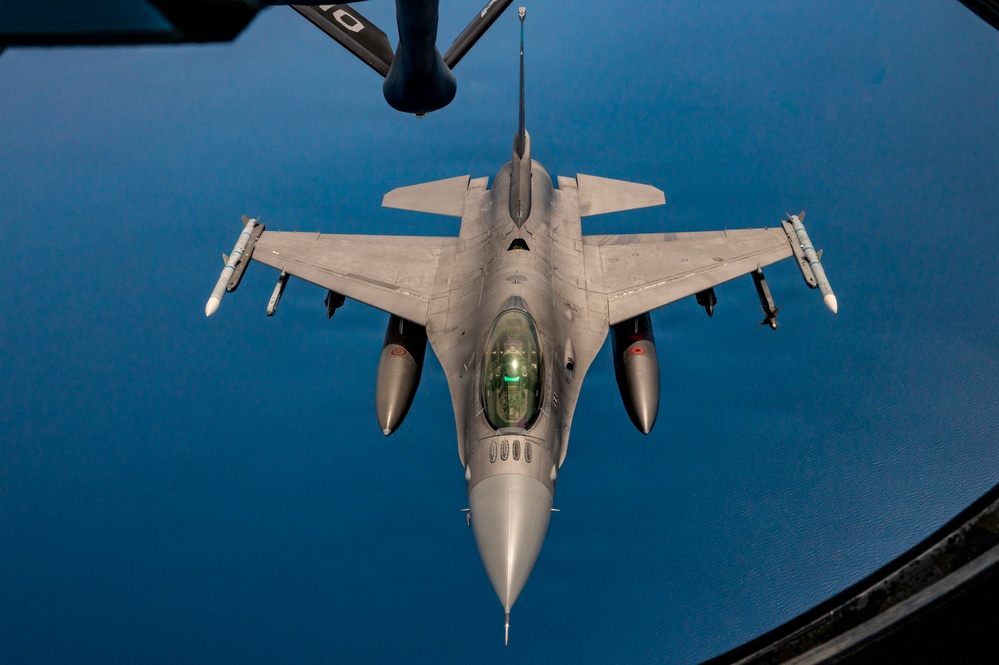 KC-135 refuels F-16