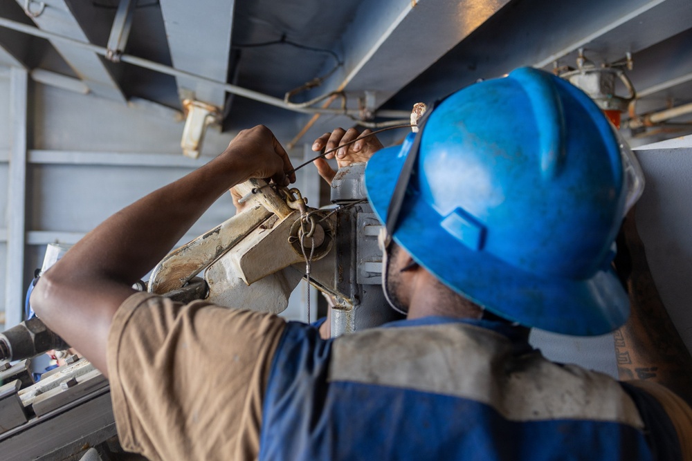 Abraham Lincoln Prepares for a Fueling-at-Sea with USNS John Lewis