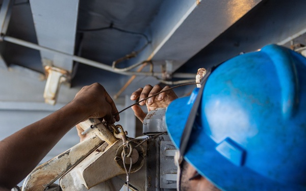 Abraham Lincoln Prepares for a Fueling-at-Sea with USNS John Lewis
