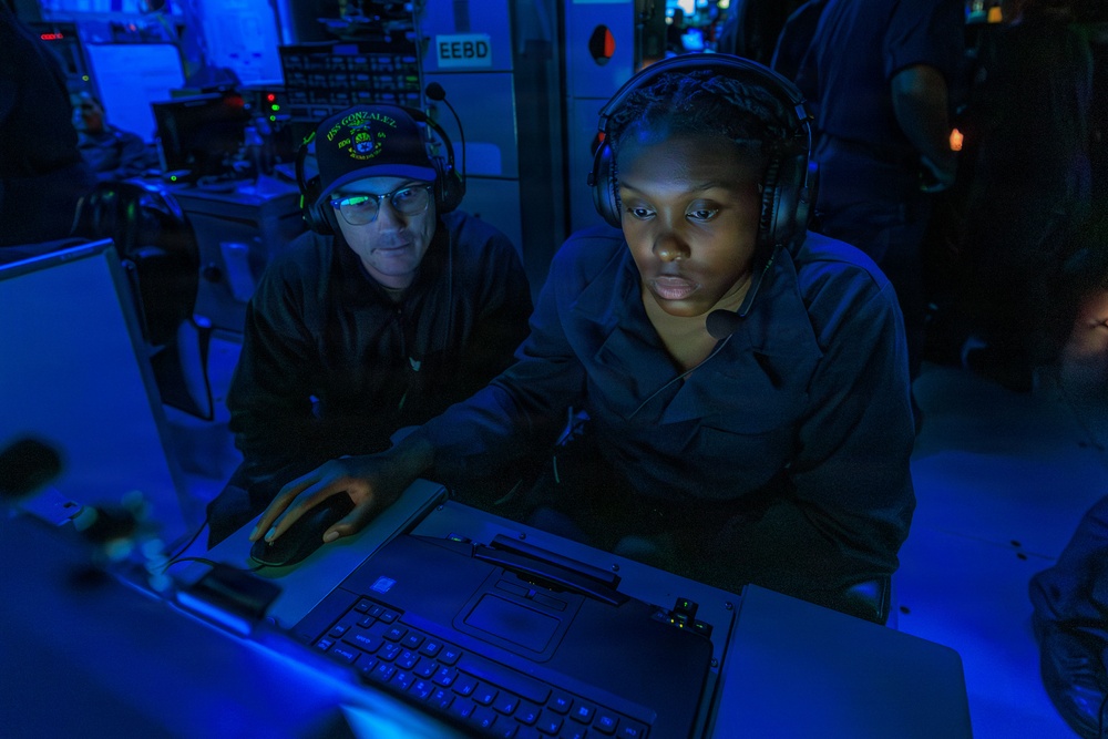Watch Standers aboard USS Gonzalez (DDG 66)