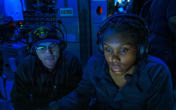 Watch Standers aboard USS Gonzalez (DDG 66)