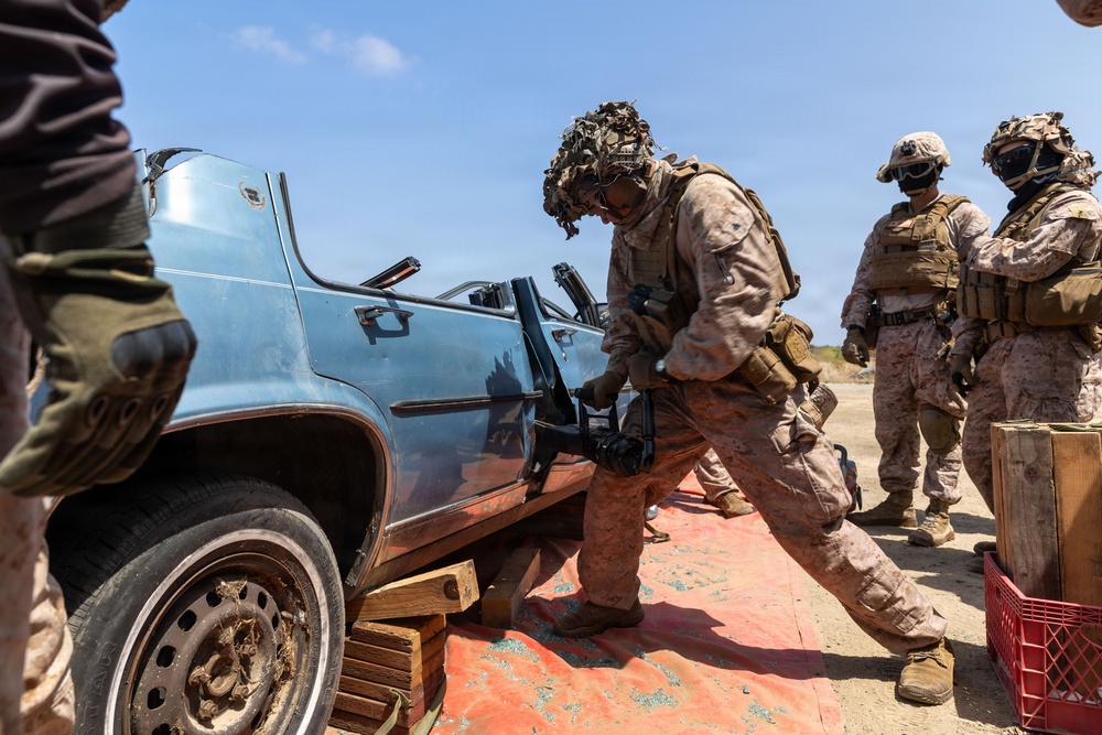 Marines with V2/5 and 3rd LAR conduct EOTG TRAP course