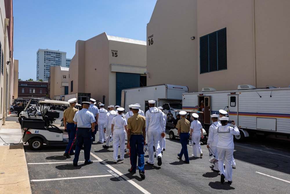Service Members tour Fox Sports Studio