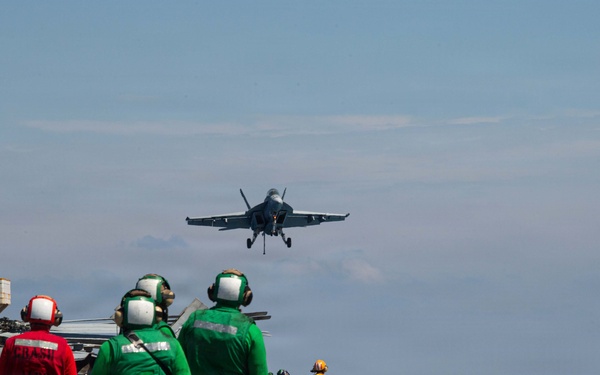 Ike conducts flight deck certification in Atlantic Ocean