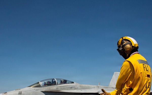 Ike conducts flight deck certification in Atlantic Ocean