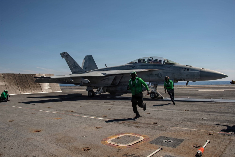Ike conducts flight deck certification in Atlantic Ocean