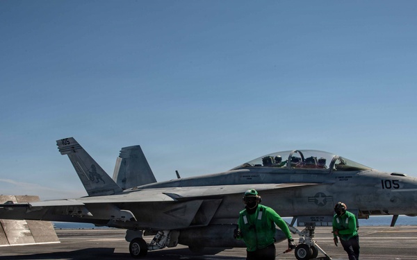 Ike conducts flight deck certification in Atlantic Ocean