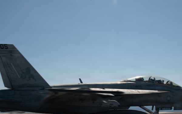 Ike conducts flight deck certification in Atlantic Ocean