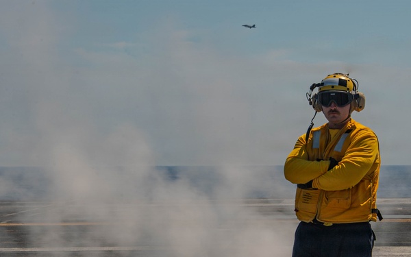 Ike conducts flight deck certification in Atlantic Ocean